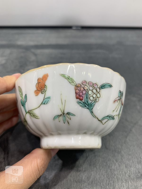清同治粉彩飞黄腾达纹模印花口碗 - 图4